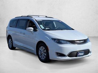 Used 2017 Chrysler Pacifica Touring-L FWD video 3