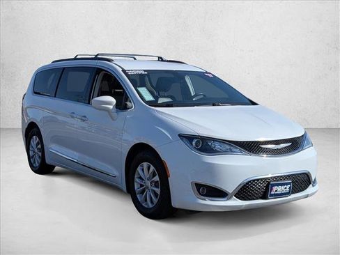 Used 2017 Chrysler Pacifica Touring-L FWD image 3