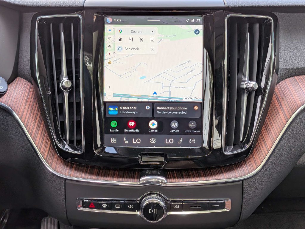 Certified 2024 Volvo XC60 B5 Plus AWD/4WD image 23