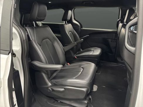 Used 2024 Chrysler Pacifica Select image 30