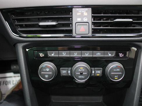 Used 2024 Volkswagen Taos SE image 19