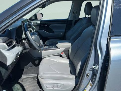 Used 2022 Toyota Highlander XLE AWD/4WD image 9