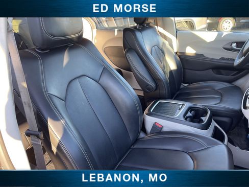 Used 2023 Chrysler Pacifica Touring-L image 26