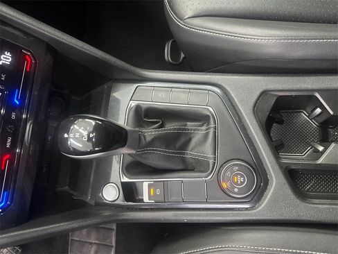 Used 2024 Volkswagen Tiguan SE image 32