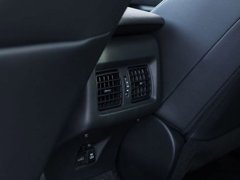 Used 2025 Toyota Camry SE image 12