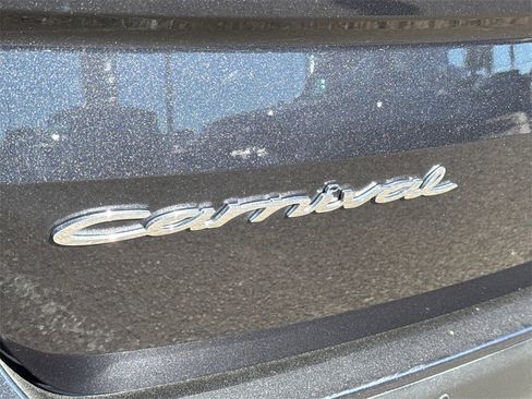 Used 2022 Kia Carnival LX image 9