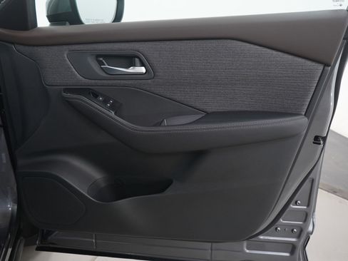 Used 2022 Nissan Rogue SV image 11