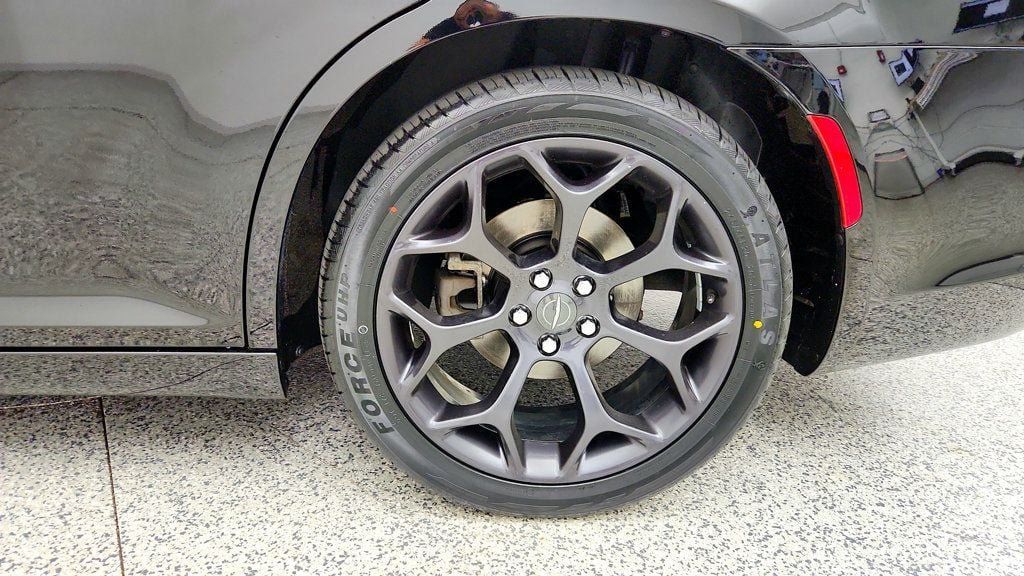 Used 2020 Chrysler 300 Touring w/ Sport Appearance Package RWD image 9