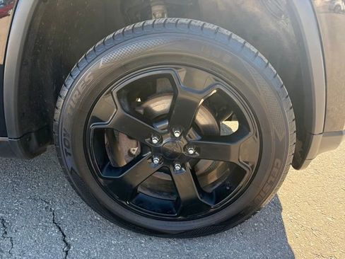 Used 2018 Jeep Grand Cherokee Laredo image 28