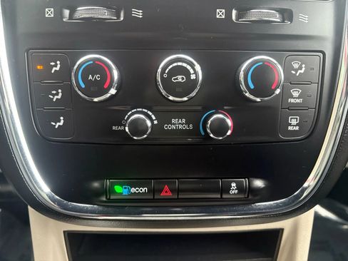 Used 2019 Dodge Grand Caravan SXT image 17