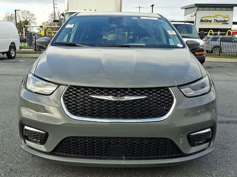 Used 2023 Chrysler Pacifica Touring-L image 2