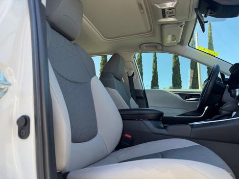 Used 2022 Toyota RAV4 XLE w/ Convenience Package FWD image 21