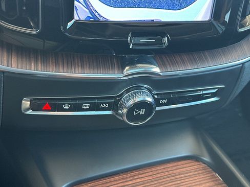 Certified 2023 Volvo XC60 T8 Plus AWD/4WD image 27