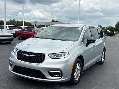 Used 2024 Chrysler Pacifica Touring-L w/ Uconnect Theater Family Group FWD image 7