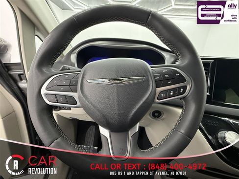Used 2023 Chrysler Pacifica Touring-L FWD image 18