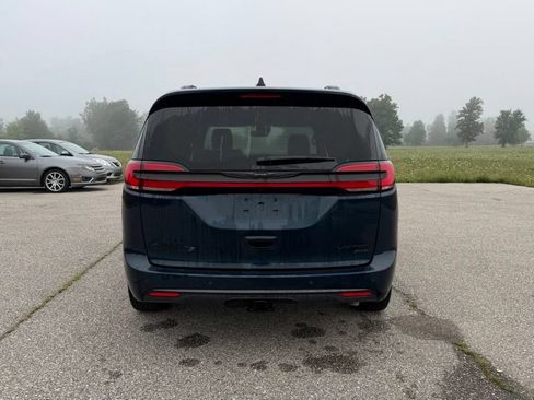 Used 2025 Chrysler Pacifica Limited w/ Trailer Tow Group AWD/4WD image 7