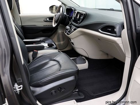 Used 2019 Chrysler Pacifica Limited FWD image 34