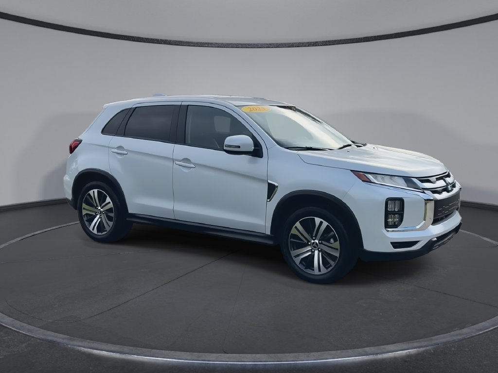 Used 2025 Mitsubishi Outlander Sport SE AWD/4WD image 2