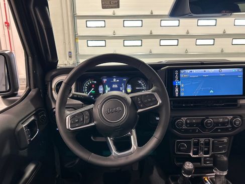 Used 2025 Jeep Wrangler Unlimited Sahara AWD/4WD image 29