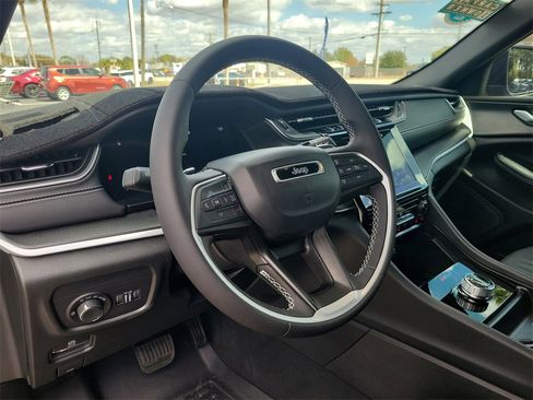 Used 2024 Jeep Grand Cherokee Laredo X image 16