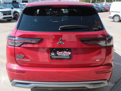 New 2025 Mitsubishi Outlander SE image 9