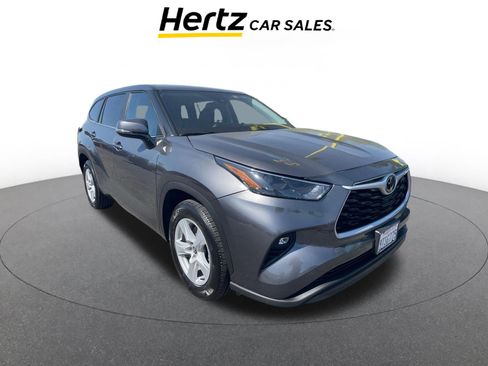 Used 2025 Toyota Highlander LE image 1