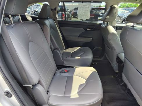 Used 2022 Toyota Highlander XLE AWD/4WD image 18