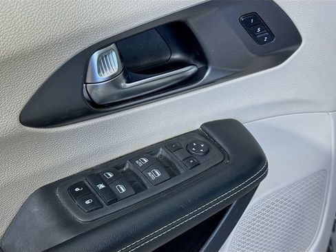 Used 2022 Chrysler Pacifica Touring-L FWD image 18