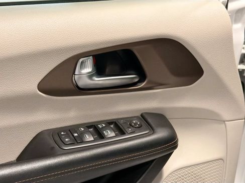 Used 2019 Chrysler Pacifica Touring Plus w/ Advanced Safetytec Group FWD image 16