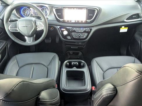 New 2026 Chrysler Pacifica Select image 14