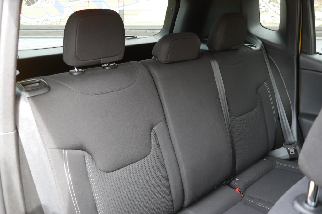 Used 2023 Jeep Renegade Latitude w/ Premium Group AWD/4WD image 12