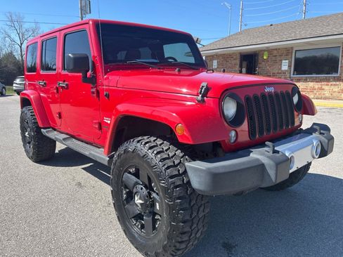 Used 2014 Jeep Wrangler Unlimited Sahara w/ Connectivity Group AWD/4WD image 3