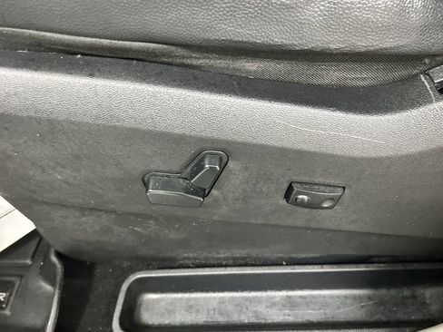 Used 2014 Chrysler Town & Country Touring FWD image 10