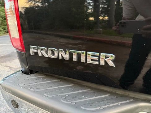 Used 2016 Nissan Frontier SV image 24