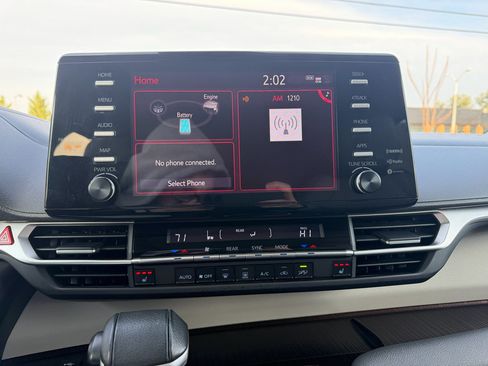 Used 2023 Toyota Sienna XLE image 19