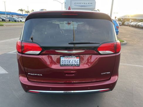 Used 2018 Chrysler Pacifica Limited image 16
