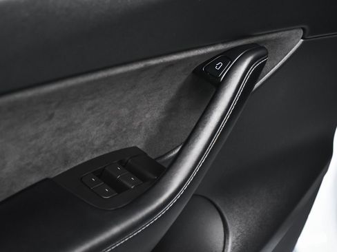 Used 2022 Tesla Model Y Long Range image 10