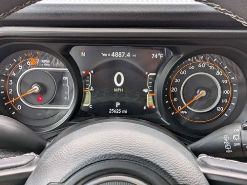 Used 2025 Jeep Wrangler Unlimited Rubicon w/ Convenience Group AWD/4WD image 30