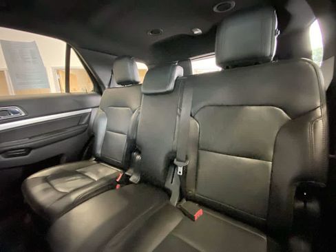 Used 2017 Ford Explorer XLT w/ Equipment Group 202A AWD/4WD image 24