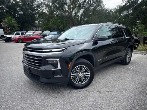 Used 2024 Chevrolet Traverse LT FWD image 2