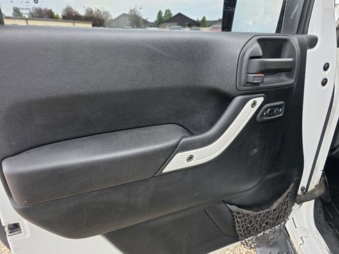 Used 2013 Jeep Wrangler Unlimited Sahara w/ Connectivity Group AWD/4WD image 9