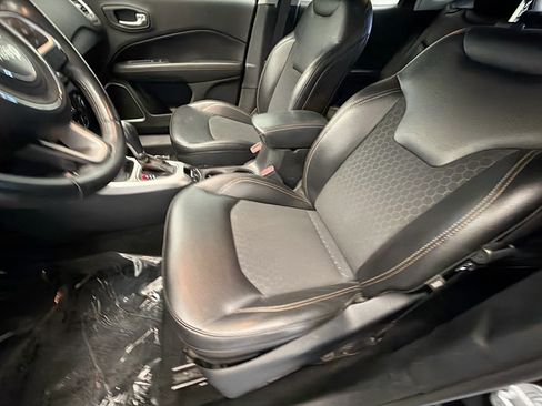 Used 2018 Jeep Compass Latitude w/ Popular Equipment Group FWD image 11
