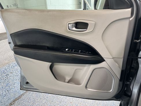 Used 2019 Jeep Compass Latitude FWD image 25