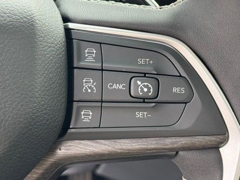 Certified 2023 Jeep Grand Cherokee Limited w/ Luxury Tech Group II AWD/4WD image 18