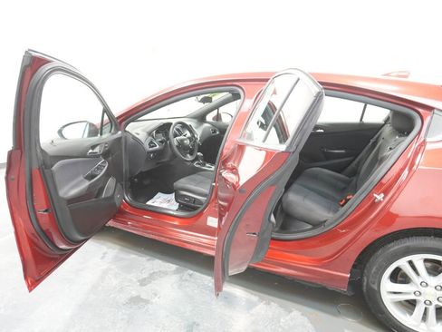 Used 2017 Chevrolet Cruze LT w/ Sun And Sound Package image 27