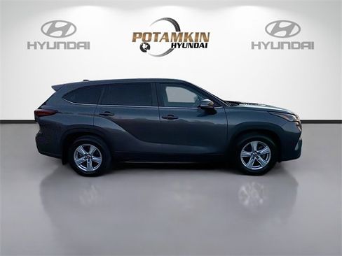 Used 2023 Toyota Highlander L image 4