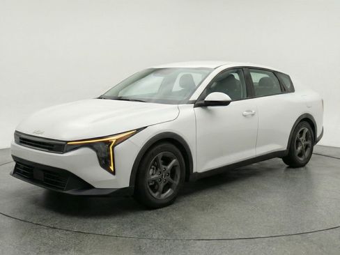Used 2025 Kia K4 LXS image 3