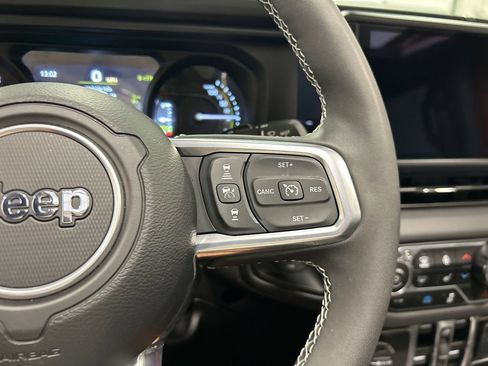 Used 2025 Jeep Wrangler Unlimited Sahara w/ Safety Group AWD/4WD image 19