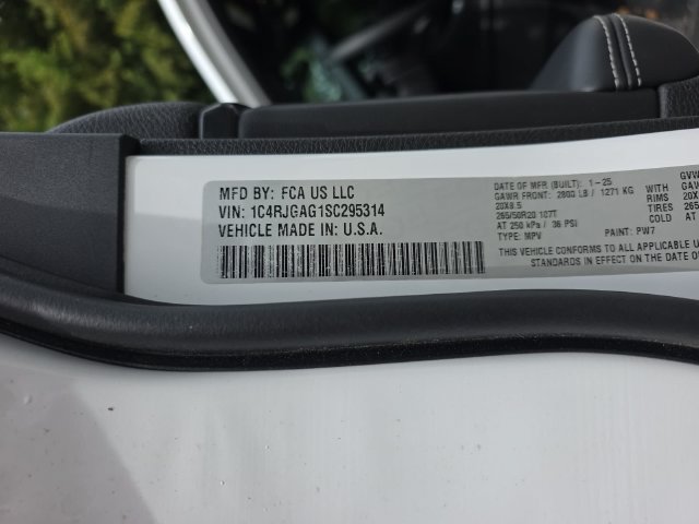 Used 2025 Jeep Grand Cherokee Altitude RWD image 25
