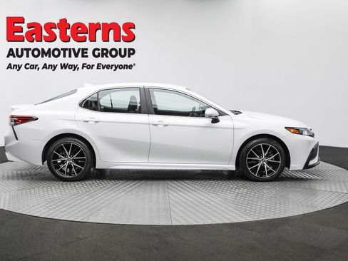 Used 2024 Toyota Camry SE image 4